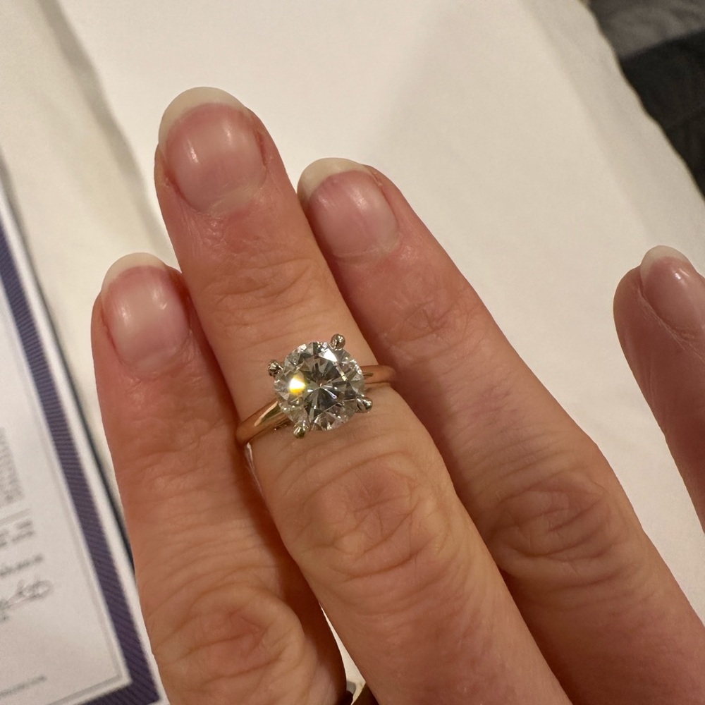 2 carat round brilliant cut diamond ring